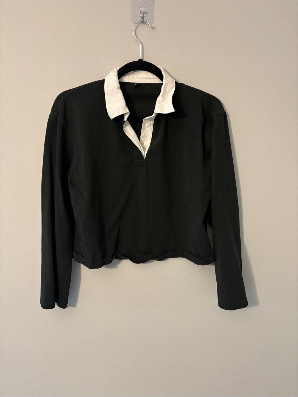 Uniqlo Black Cropped Rugby-Style V-Neck Sweater with White Collar